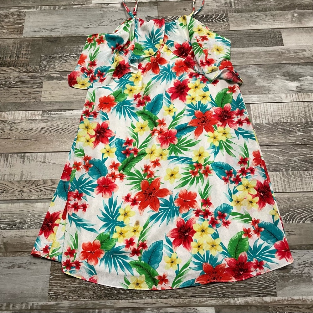 Ces Femme Tropical Print Sundress Small
Ruffle at the top and sleeve